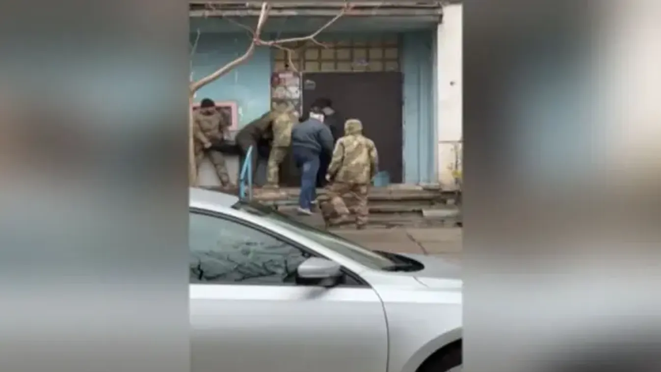 A kegyetlen kényszersorozás már a hajléktalanokat is elérte Ukrajnában - videókkal