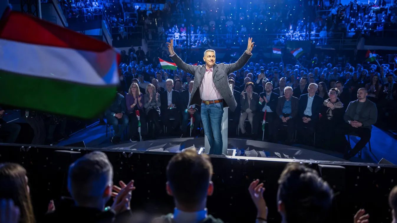 Lázár János szerint kizárólag Orbán Viktor vezetésével küzdheti le a rá leselkedő veszélyeket