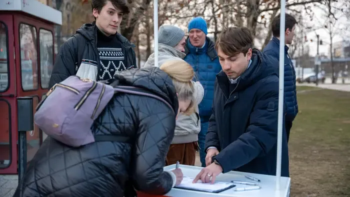 Megtámadtak egy fideszes aktivistát aki a plakátrongálókat kérte számon + Videó