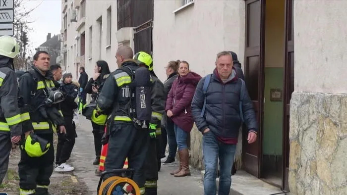 Kislányt, az édesanyát, egy idős nőt és három mentőt is kórházba kellett szállítani Csepelen