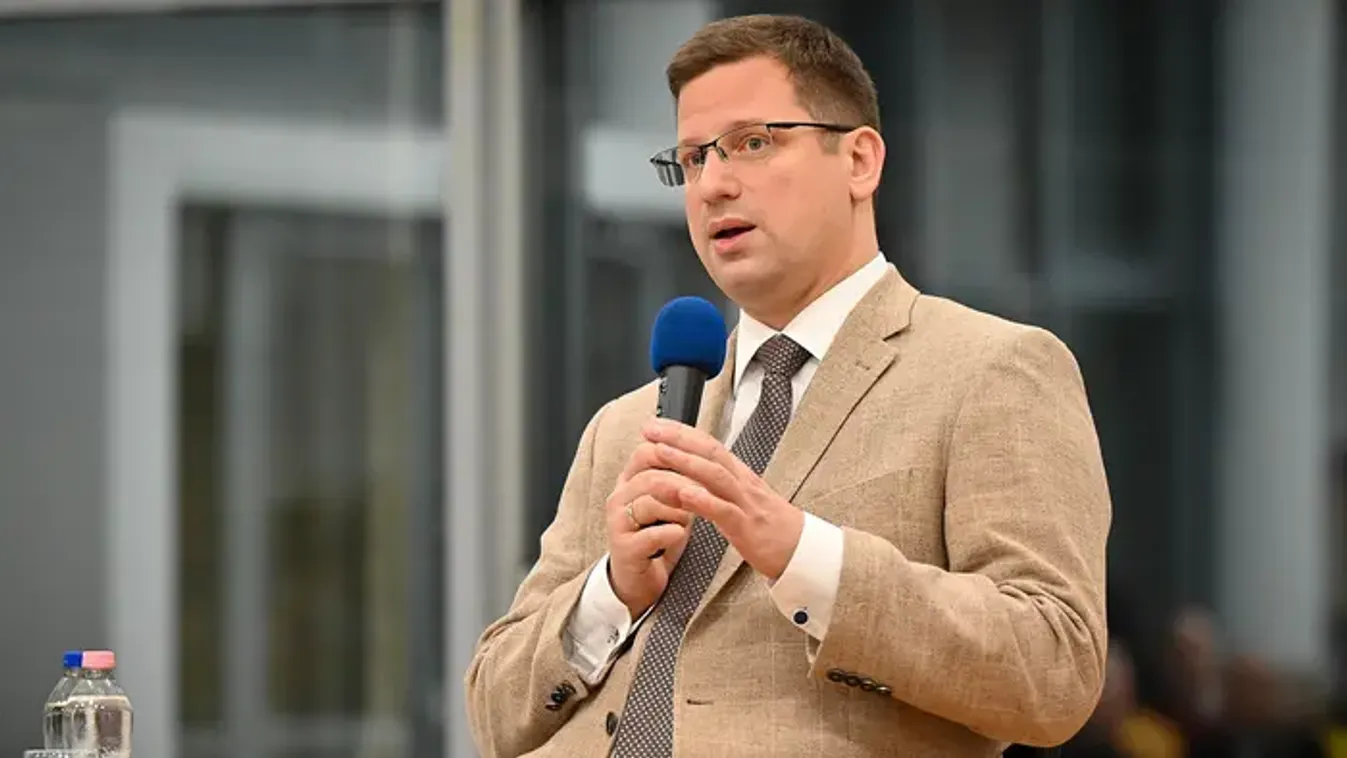 Gulyás Gergely Gödről: a szabályokat mindenkinek be kell tartani és mindenkivel be kell tartani