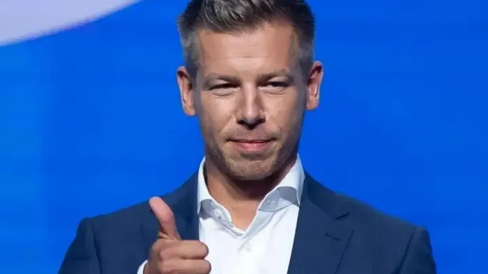 Az ukrán fegyverlobbi fogja a Tisza egri képviselőjelöltjének kezét