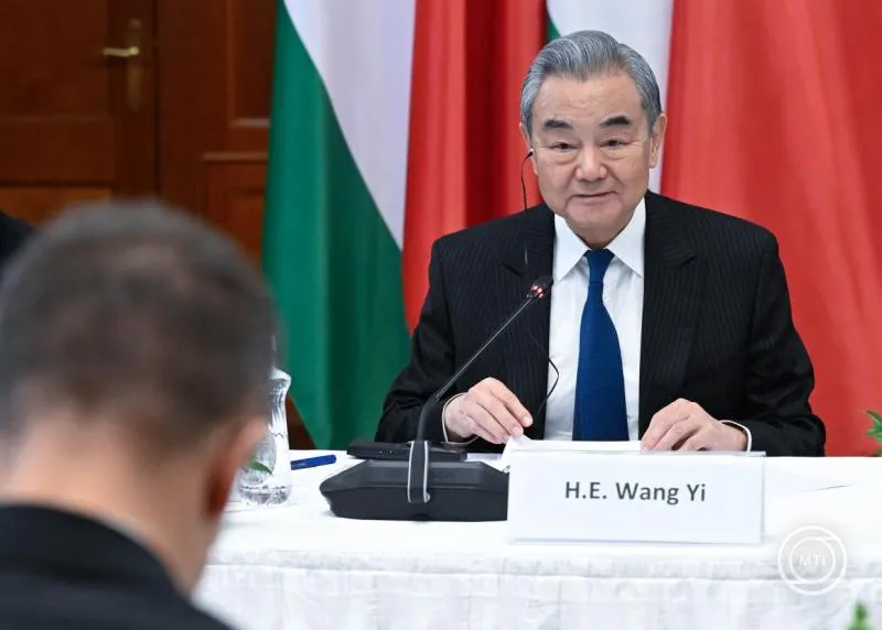 Kína külügyminisztere, Vang Ji a miniszterelnök mellett Szijjártó Péterrel is tárgyalt