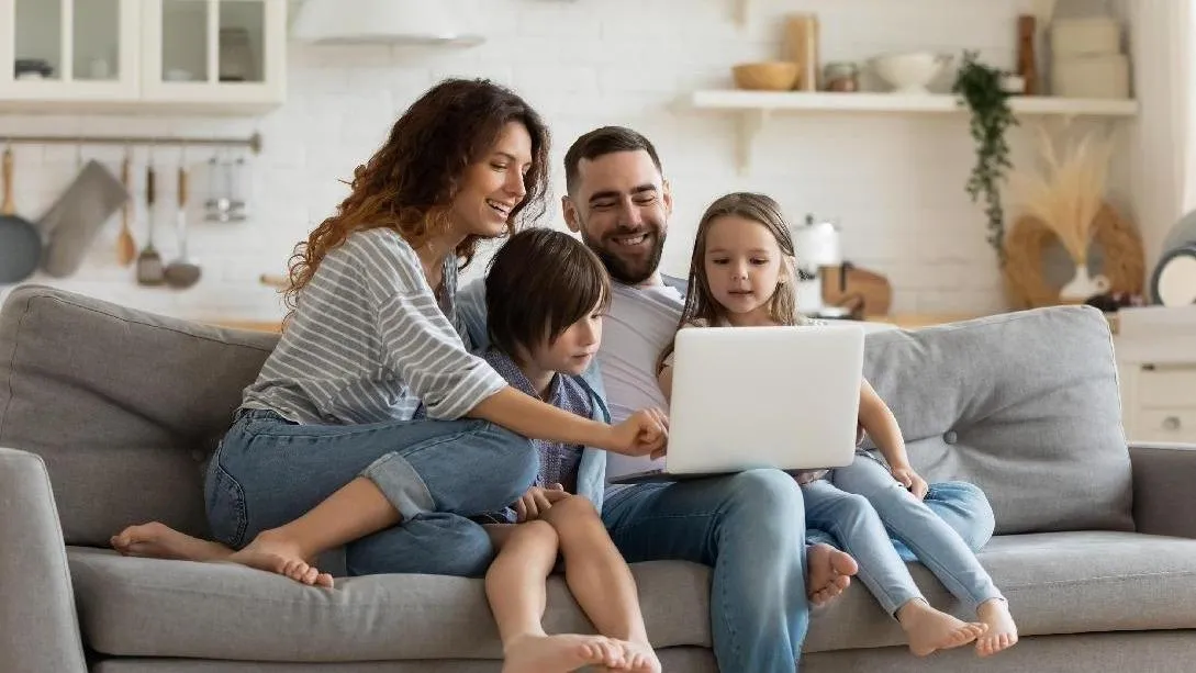 A napokban kapják első szja-mentes fizetésüket a 40 év alatti kétgyermekes édesanyák