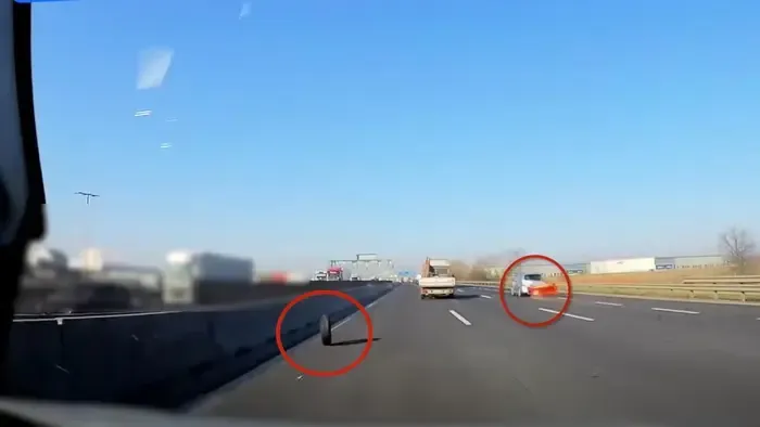 Kiszakadt egy utánfutó kereke az M0-son, videón a rémisztő eset