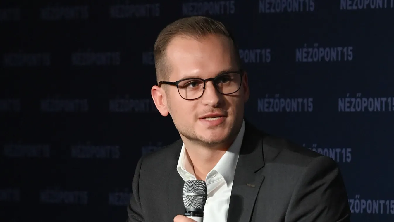 Deák: Az ukránok több tízmilliárd forintnyi készpénzt furikáznak Magyarországon, eközben a Tisza politikusai ukrán zászlós pólóban tapsikolnak Zelenszkijnek