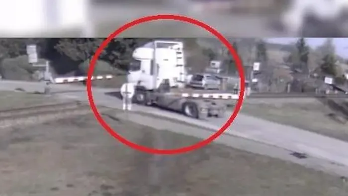 Sorompók közt rekedt kamiont tarolt le a vonat - videóval