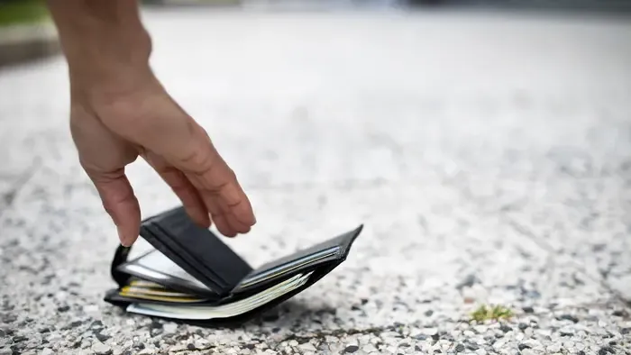 Talált egy pénztárcát az utcán, a pénz egy részét elköltötte, a másikat elosztogatta Tatabányán