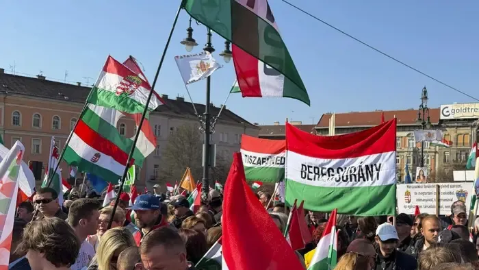 „Induljon a banzáj!” – gyülekeznek a Békemenetre, ikonikus dallal köszönt be Orbán Viktor