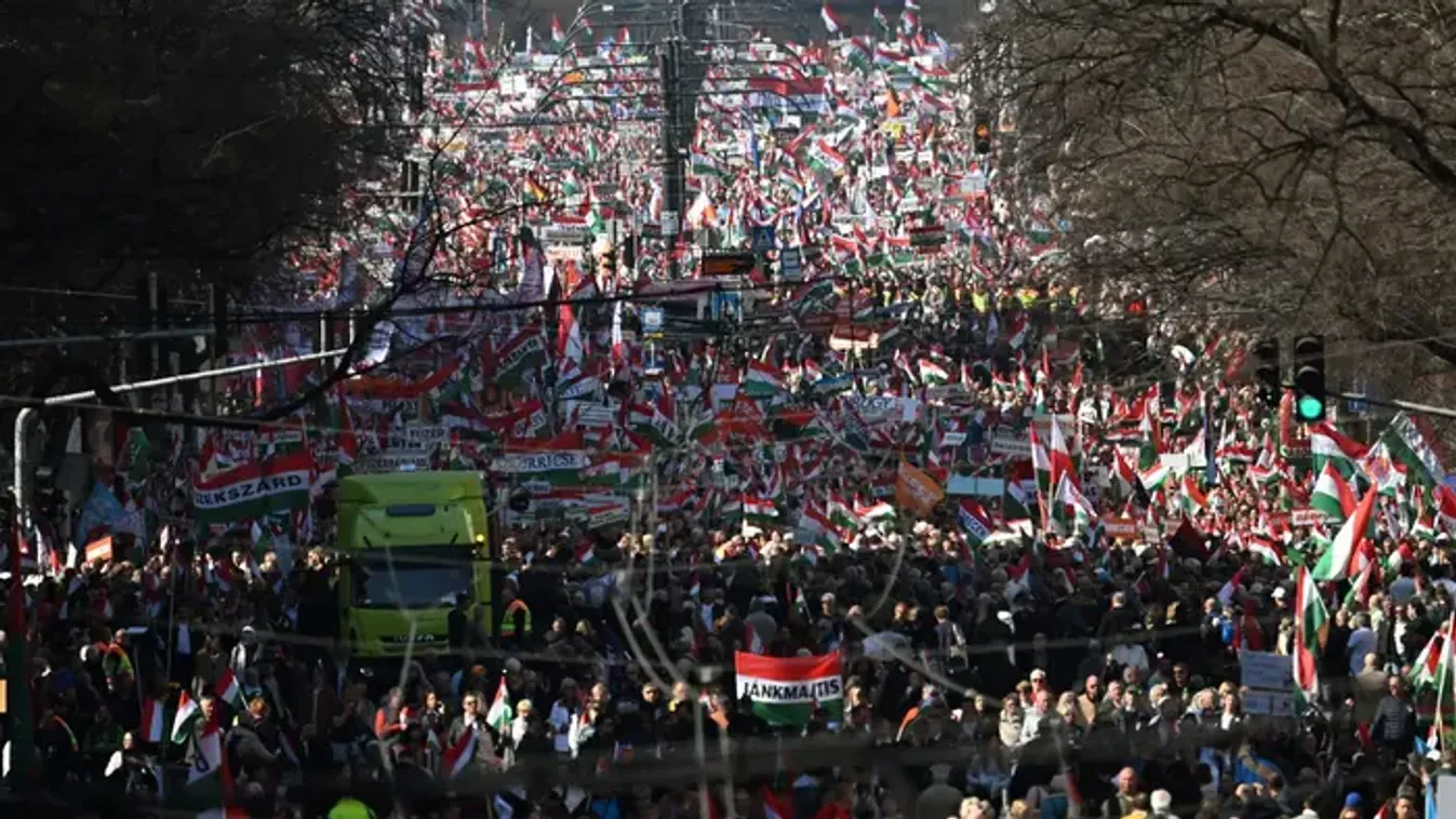 Megérkezett a Békemenet a Kossuth téri díszünnepségre