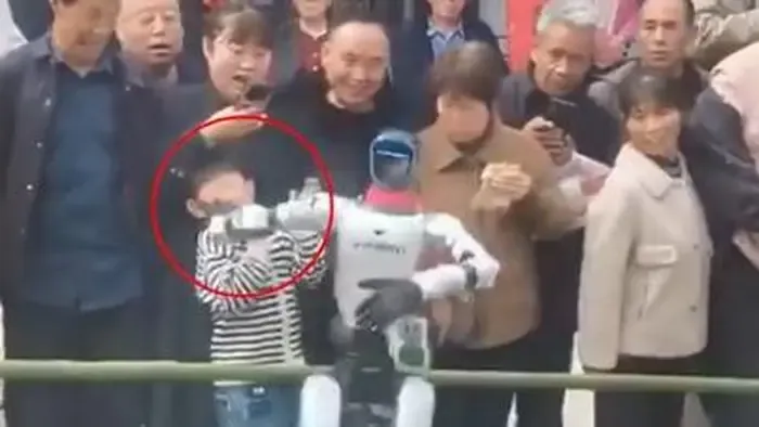 Kisfiúra támadt egy robot az utcán, döbbenetes videó készült