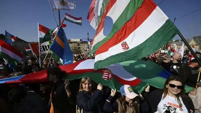 Orbán Viktor már a parlamentben várja a Békemenetet