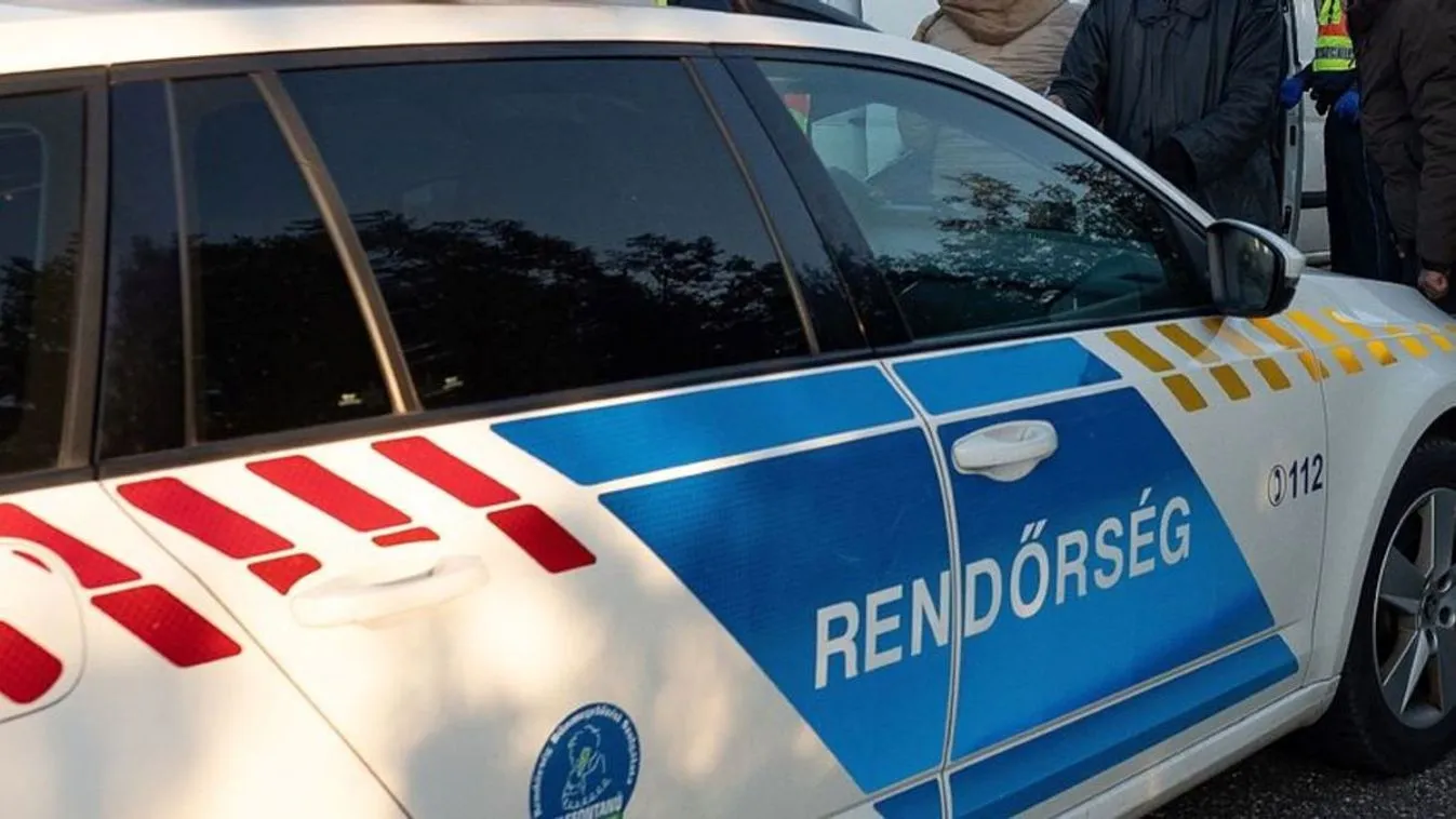 Pánik az Andrássy úton, fegyverrel mászkált egy férfi az utcán