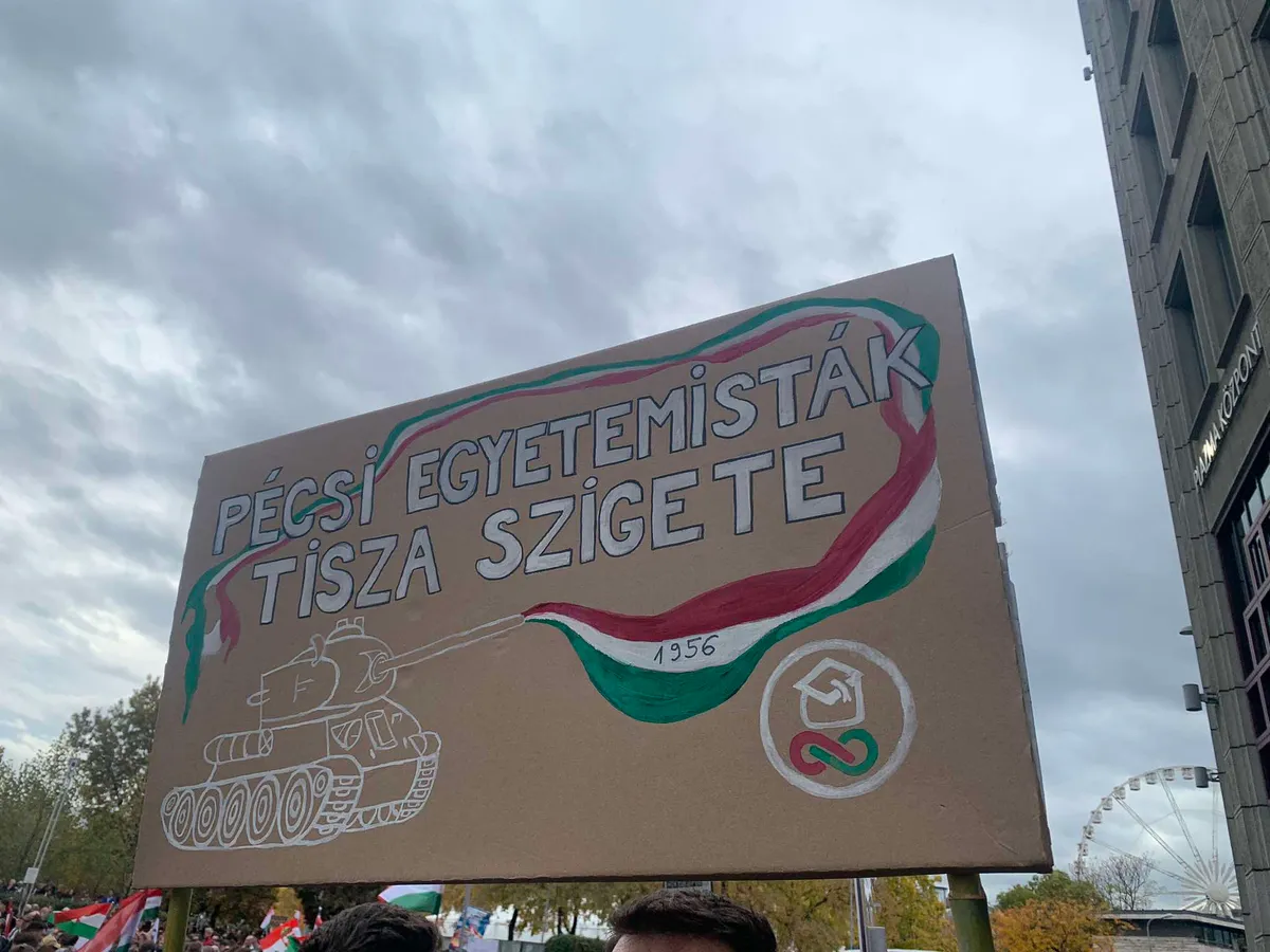 Pécsi Egyetemisták Tisza-szigetéhez hasonló szimpatizánsok fordulnak a Tisza Párt ellen Magyar Péter háborús elszólása miatt