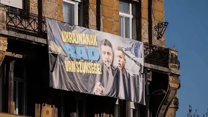 Eleget tettek Zelenszkijnek: ukrán zászlót feszítettek ki a tiszások a Hősök terén