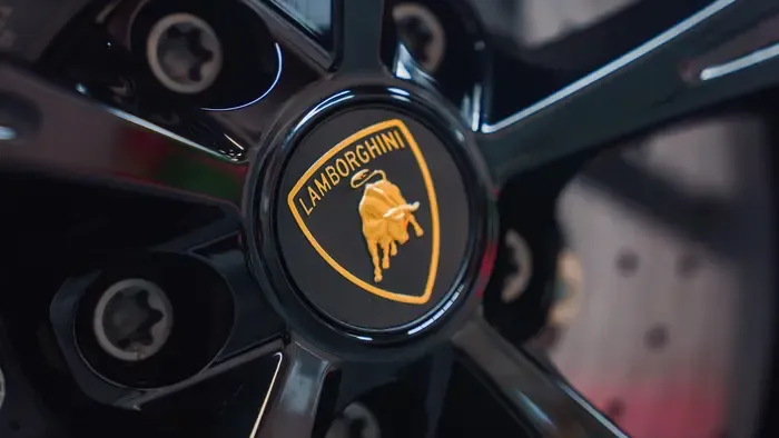 Budapestre érkezett egy Lamborghini Revuelto – kitalálja, melyik magyar milliárdos autógyűjteménye gyarapodott?