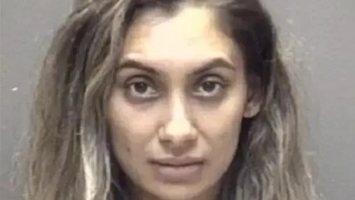 Hátba szúrta, majd ledobta az erkélyről 17 hónapos lányát