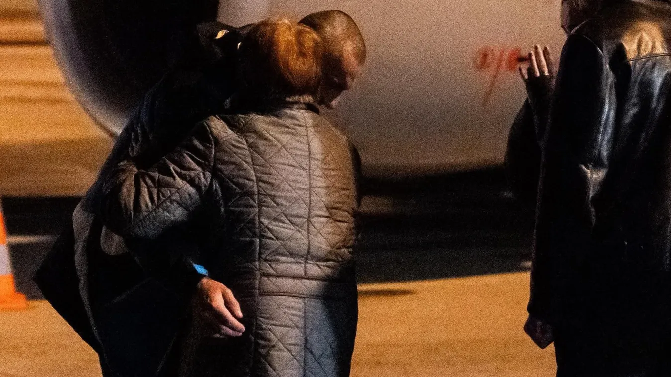 Orbán Viktor a legszebb pillanatnak nevezte azt, amikor a kiszabadított foglyokat a szeretteik fogadták a reptéren