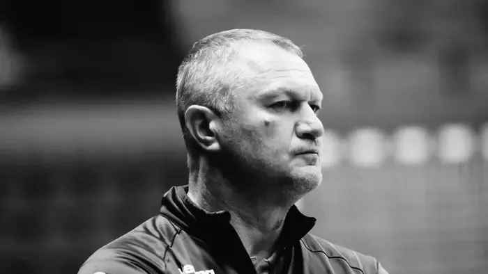 Tragikus hirtelenséggel meghalt az 50 éves sztáredző