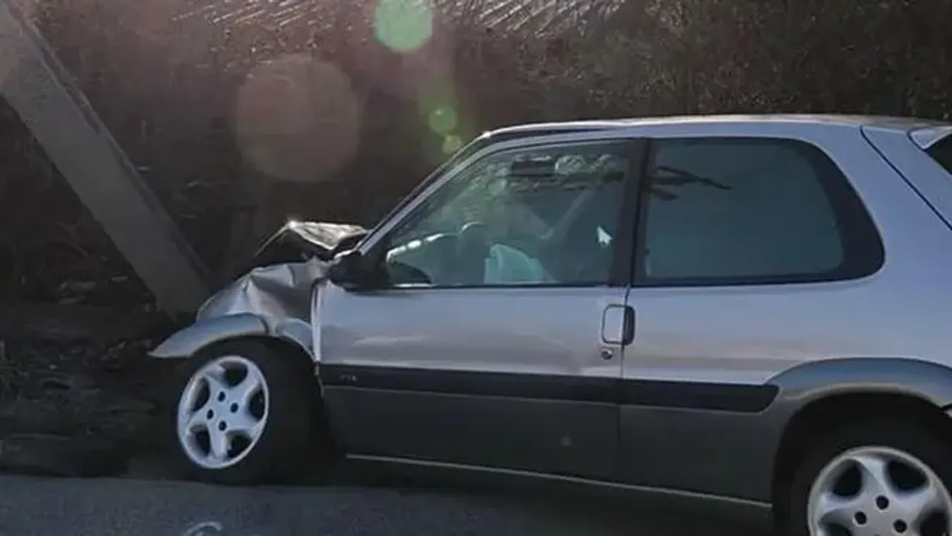 Villanyoszlopnak csapódott egy autó Miskolcon - videó