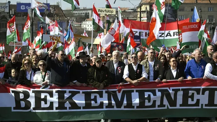 Elindult a Békemenet a Kossuth téri díszünnepségre