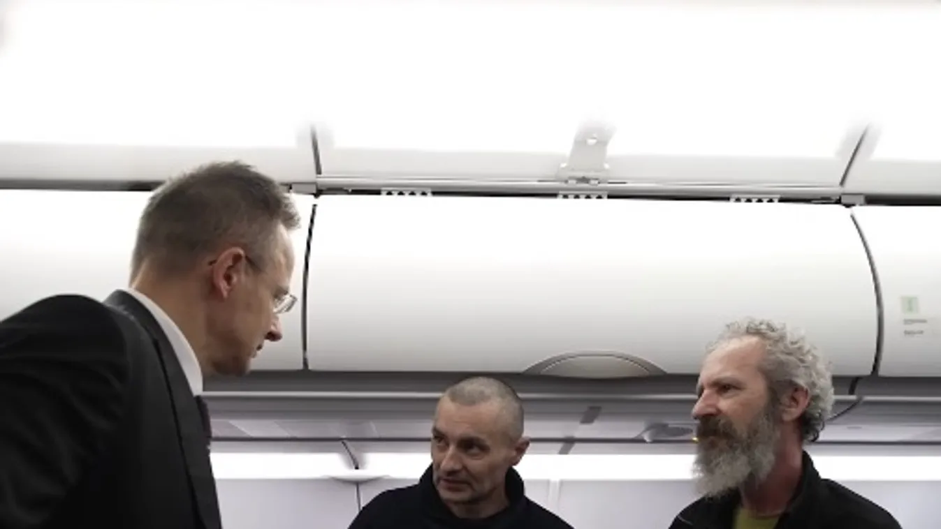 Szijjártó Péter együtt utazott haza az elengedett magyar hadifoglyokkal – videóval