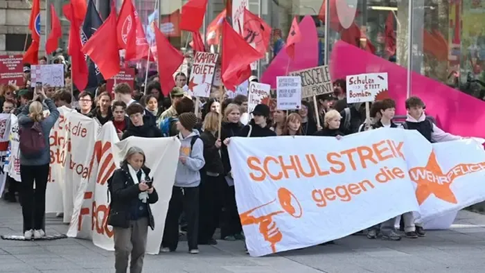 Diákok ezrei tüntettek az új sorkatonai szolgálat ellen Németországban