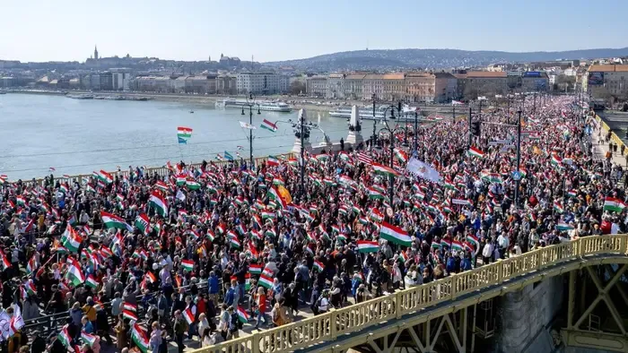 Menczer Tamás a Békemeneten: Kiállunk a hazánk és Orbán Viktor mellett  - Videó