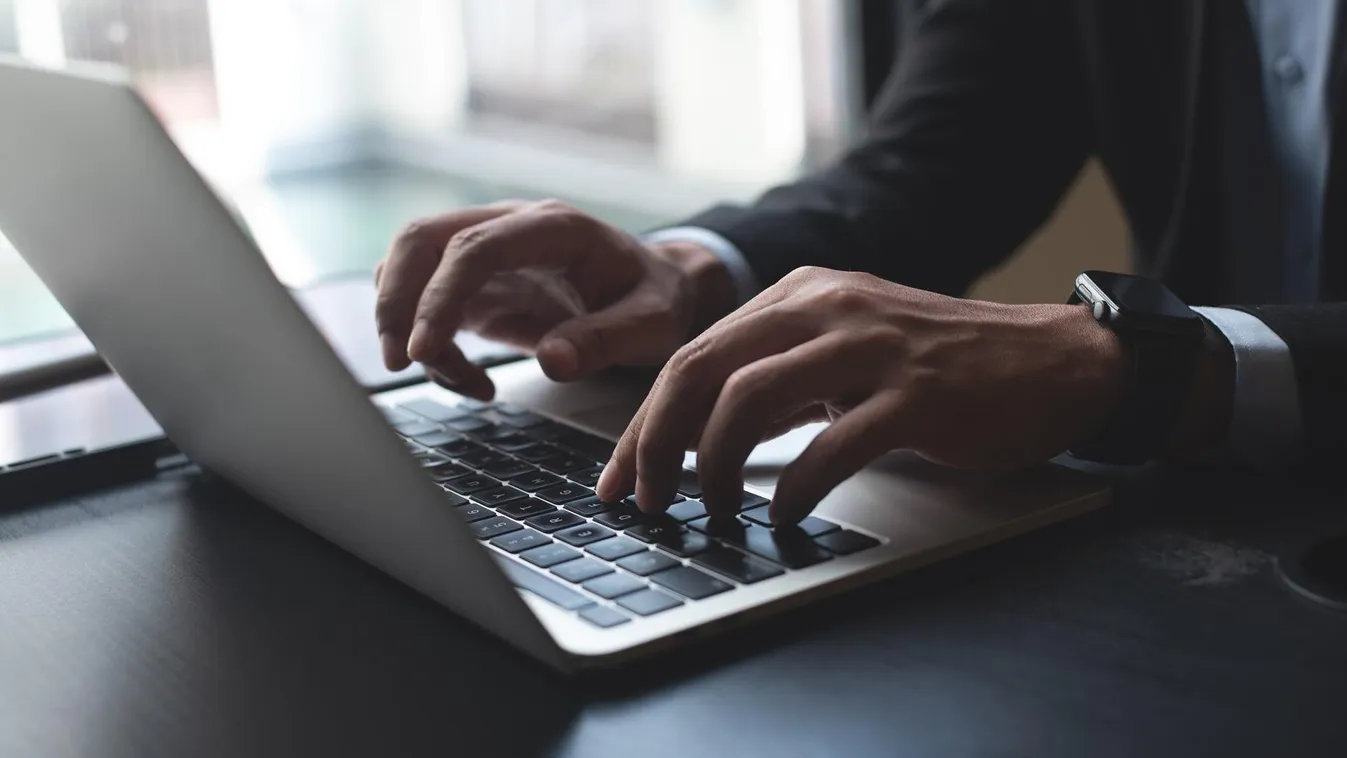 Fogós feladvány: Ön tudja mi ez a lyuk a laptopokon?