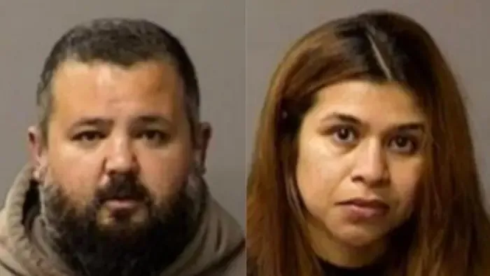 Éheztették és kutyapórázon tartották kislányukat