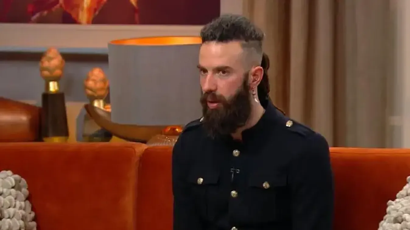 Anyaszült meztelenül fotózták le a népszerű magyar énekest, az éj leple alatt bukott le