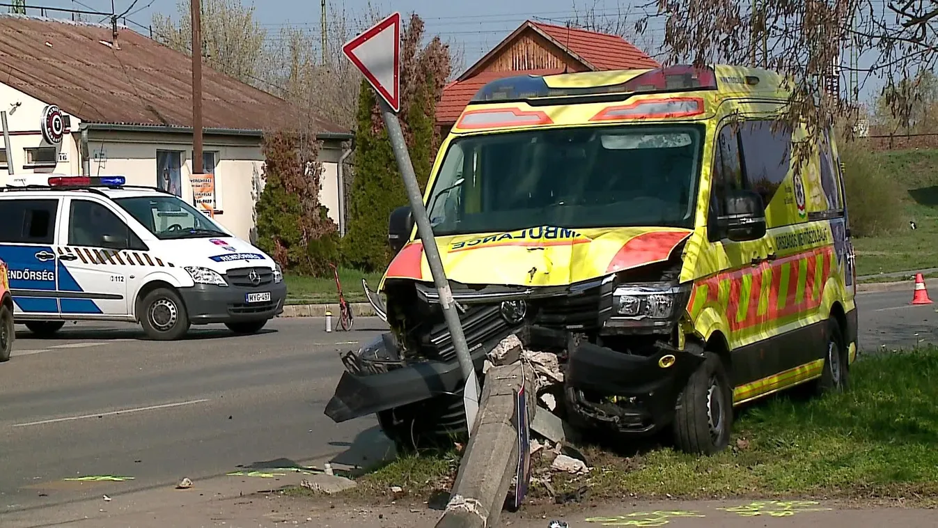 Oszlopnak csapódott egy mentőautó Szolnokon – egy mentős is megsérült