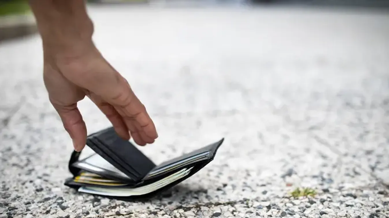 Talált egy pénztárcát az utcán, a pénz egy részét elköltötte, a másikat elosztogatta Tatabányán