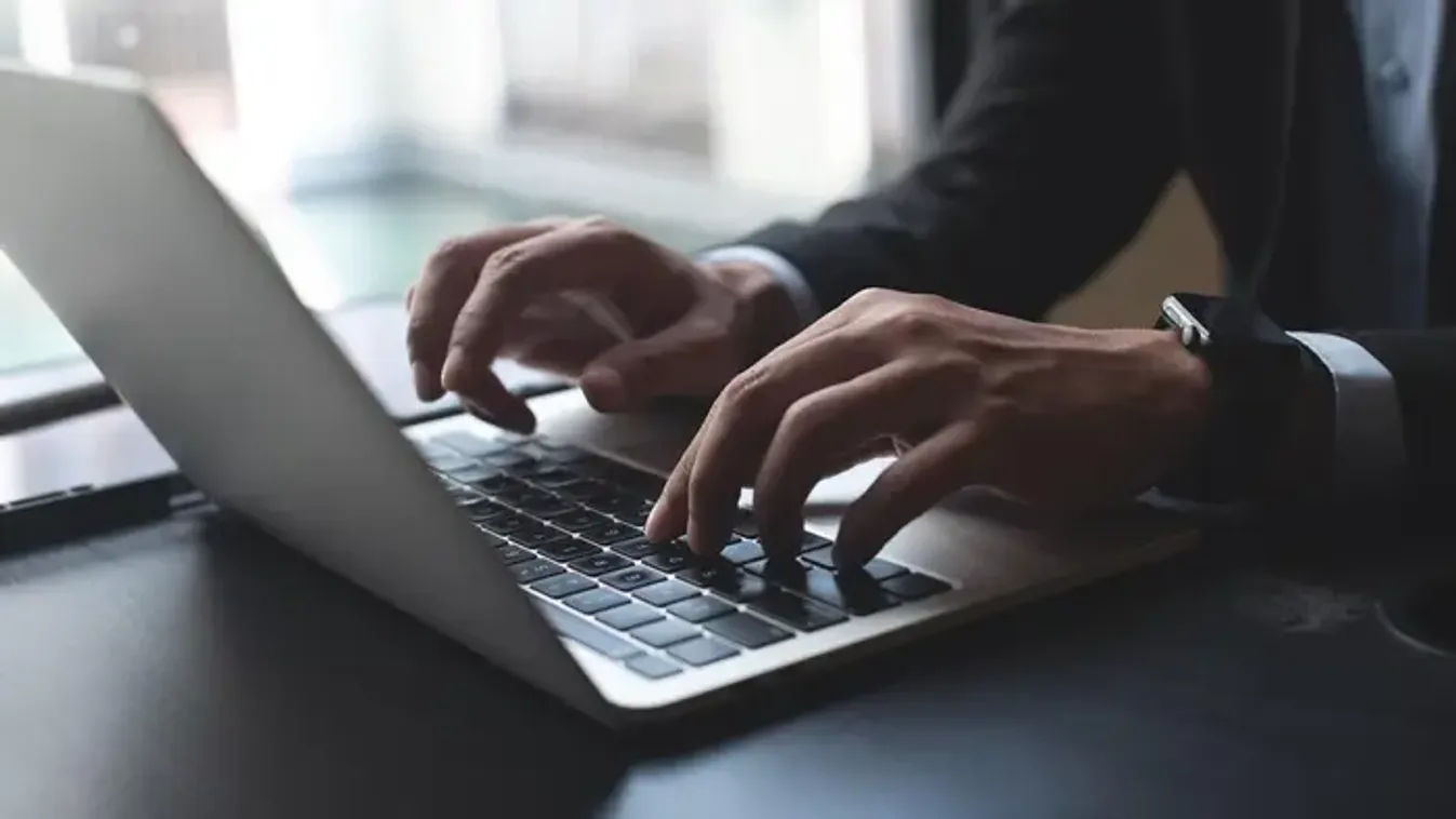 Fogós feladvány: Ön tudja mi ez a lyuk a laptopokon?