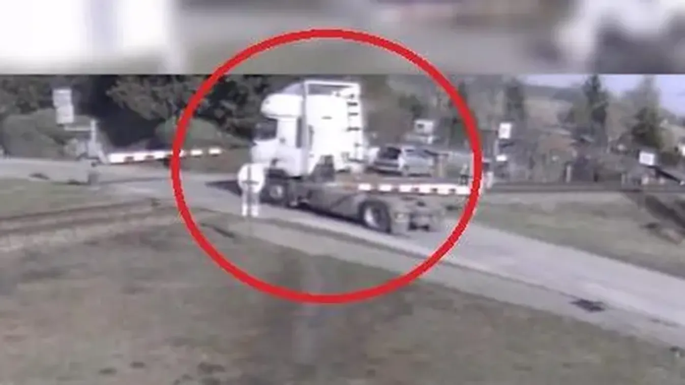 Sorompók közt rekedt kamiont tarolt le a vonat - videóval