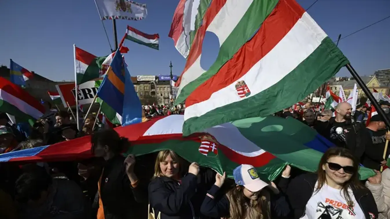 Orbán Viktor már a parlamentben várja a Békemenetet