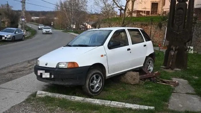 Templom elé csapódott egy sofőr Ozorán, egy kuka állította meg