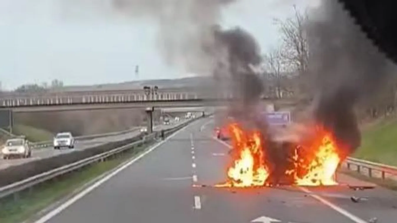 Videón, ahogy porig ég egy autó Balatonőszödnél az M7-esen