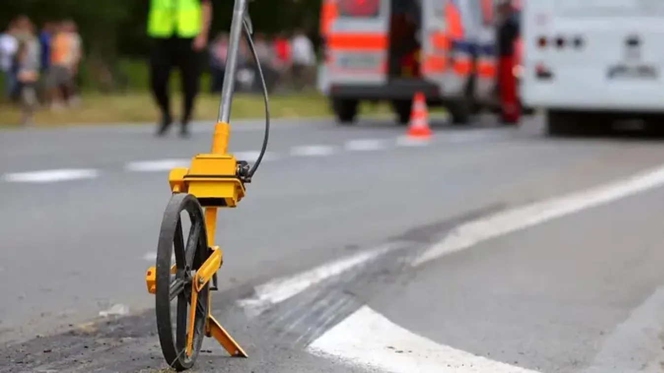 Osztálykiránduláson esett ki a mozgásban lévő buszból egy 15 éves lány