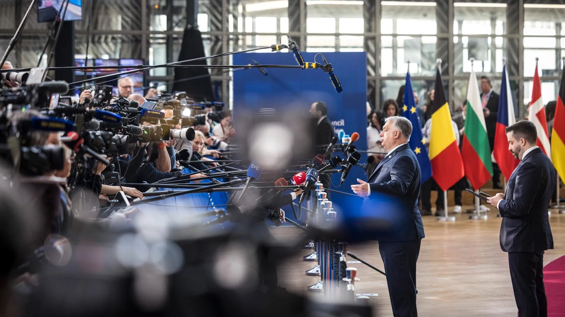 A Politico szerint Orbán Viktor nem engedett a zsarolásnak