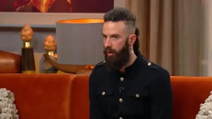 Anyaszült meztelenül fotózták le a népszerű magyar énekest, az éj leple alatt bukott le