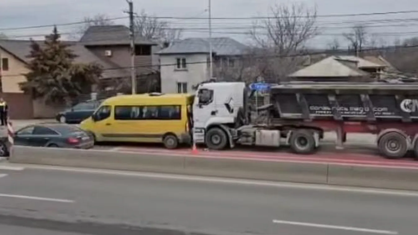 Óriási balesetet szenvedett egy iskolabusz, 4 gyereket vitt el a mentő – Videó