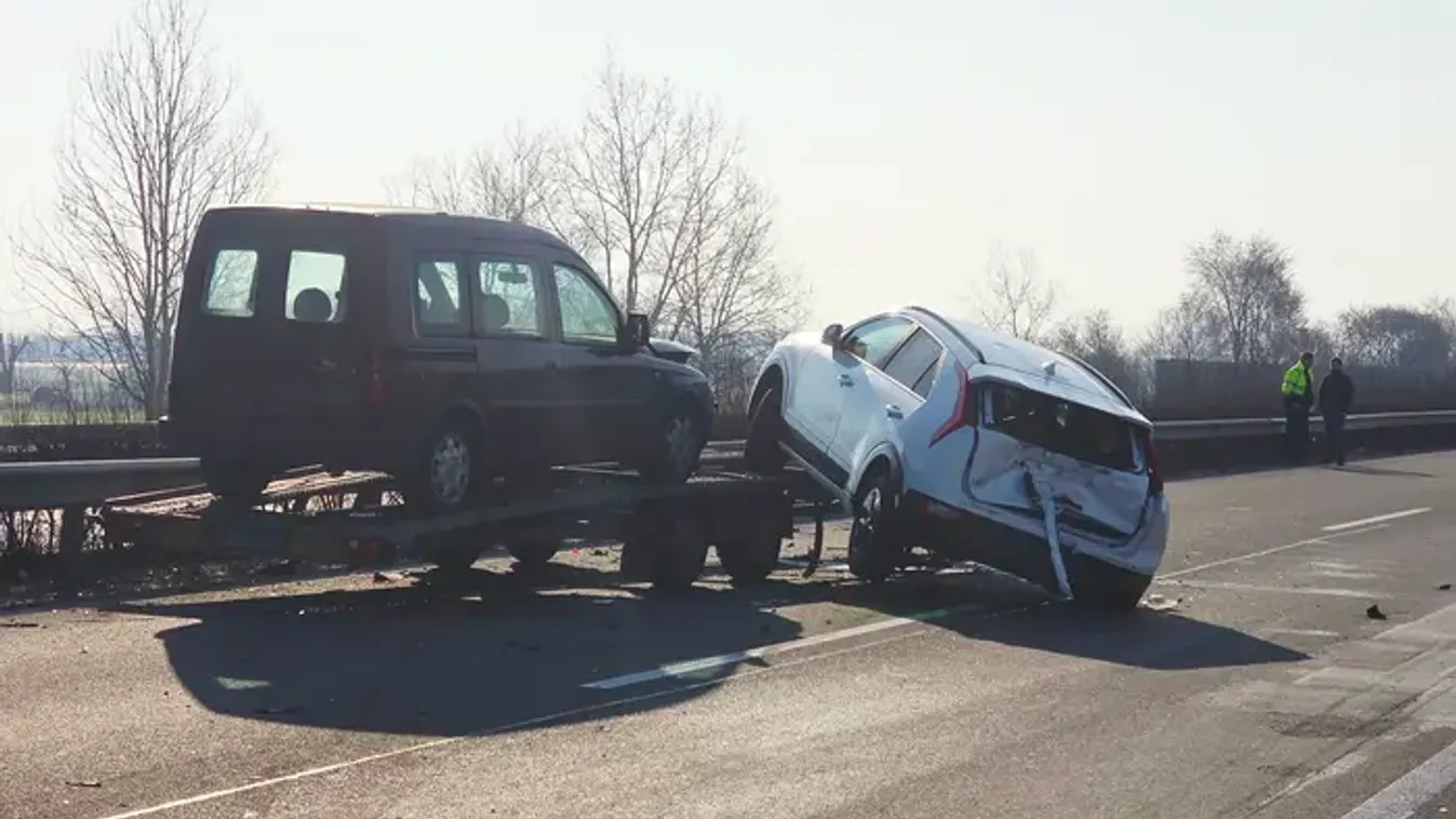 Fotók érkeztek a súlyos balesetről az M5-ösön: kamion és vontató ütközött