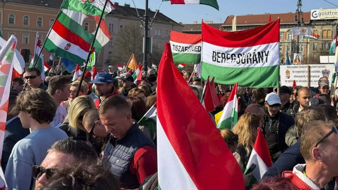 „Induljon a banzáj!” – gyülekeznek a Békemenetre, ikonikus dallal köszönt be Orbán Viktor