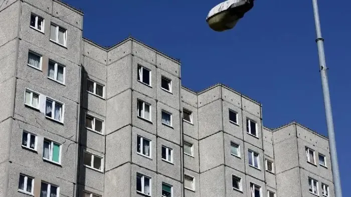 Szétverte, majd kilökte az exét az ablakon egy nő