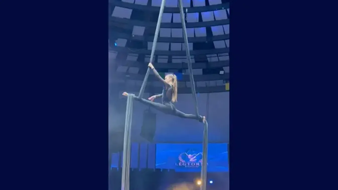 Elképesztő jelenet a levegőben, Ördög Nóra lánya többszáz ember előtt vállalta be