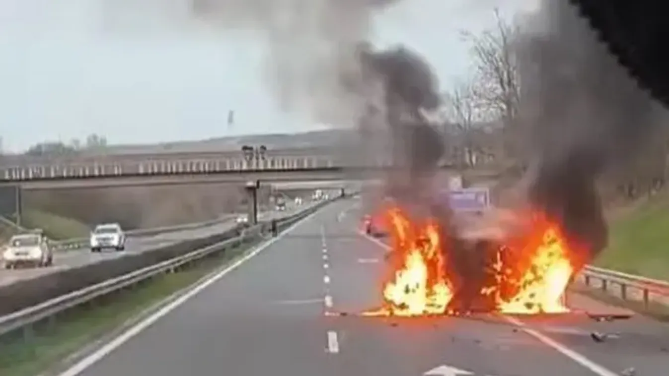 Videón, ahogy porig ég egy autó Balatonőszödnél az M7-esen