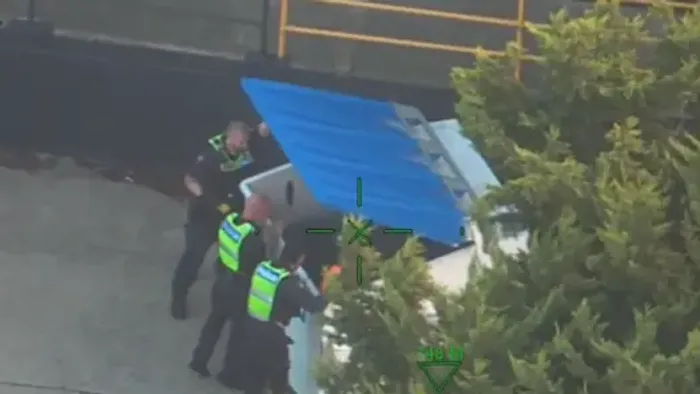 Egy bevásárlóközpont kukájában bujkált a rendőrök elől egy menekülő sofőr – Videó