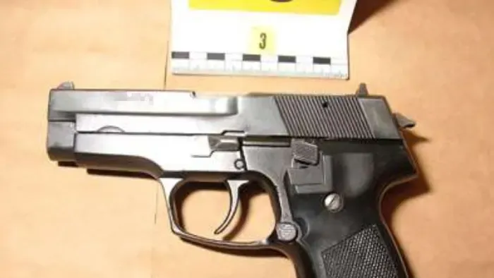 Tele volt fegyverrel a bőröndje, buszon bukott le Röszkén