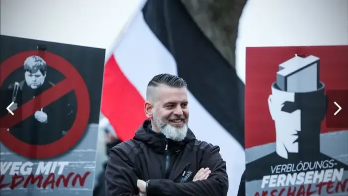 Megtámadtak több újságírót a szélsőséges botránypolitikus háza előtt, kórházba kellett vinni őket